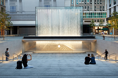 左：米蘭的 Apple Piazza Liberty 不僅是廣場，還是露天電影院。右：湖南的 Apple 長沙，利用巨大的 video wall 作為教學媒介，不定期舉辦創意講座。（圖截自蘋果官網）