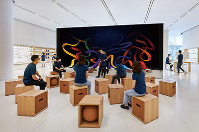 左：米蘭的 Apple Piazza Liberty 不僅是廣場，還是露天電影院。右：湖南的 Apple 長沙，利用巨大的 video wall 作為教學媒介，不定期舉辦創意講座。（圖截自蘋果官網）