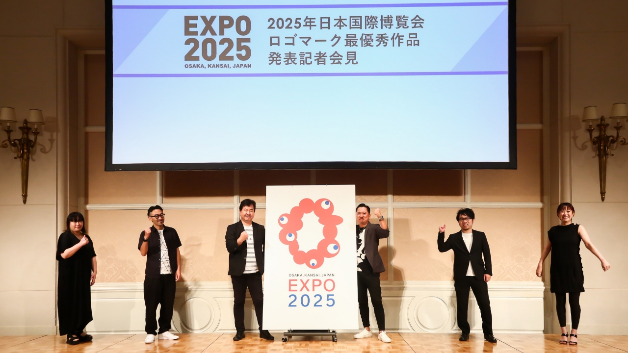 Team INARI 設計的作品獲選為 2025 大阪世博會最優秀標誌並於發表會上亮相。(圖片來源:The Japan Association for the 2025 World Exposition)