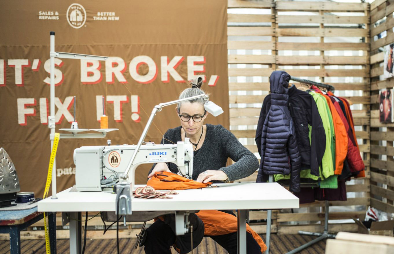 Patagonia 長期提供維修服務、鼓勵回收二手衣物,讓舊衣物恢復面料質感後重新在 Patagonia 網站上販售。(圖片來源:Fast Company)