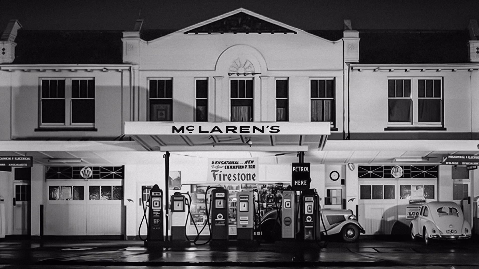 Bruce McLaren 父母在紐西蘭經營的加油站，招牌便是新字標的起點。（圖片來源：McLaren 官網）